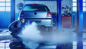 Por qué mi coche echa humo blanco